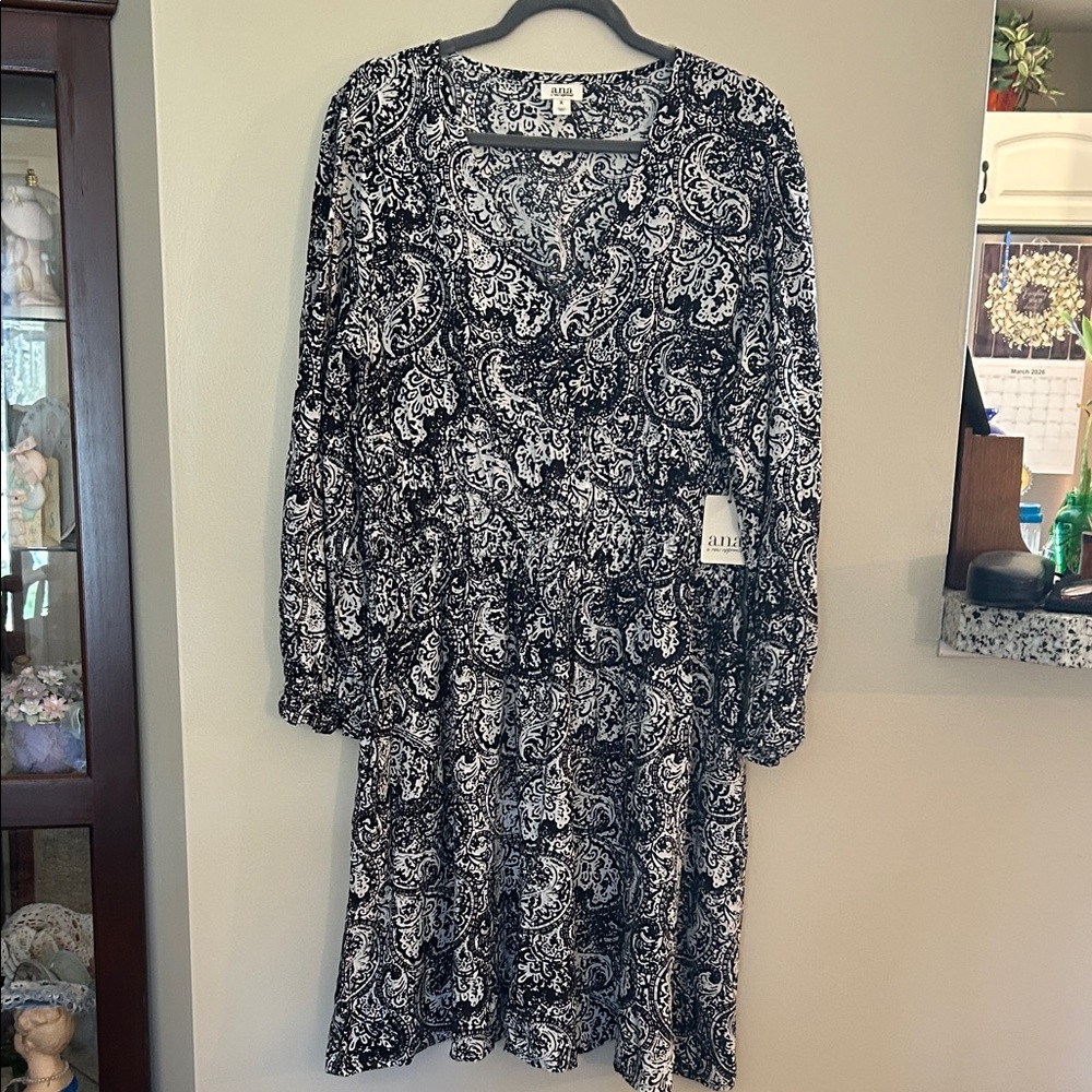 Anna Black & White Paisley V-Neck Long Sleeve Dress w pockets and elastic waist.